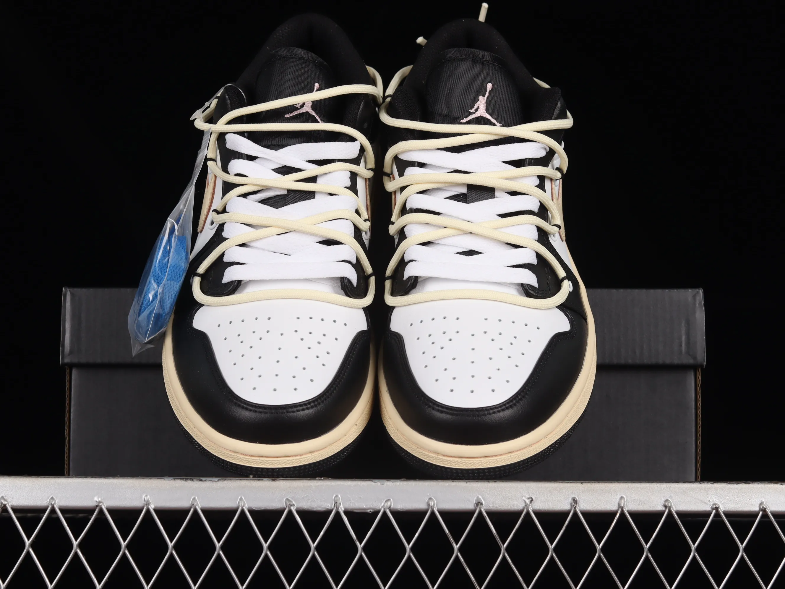 All categories Air Jordan Jordan series basketball shoes Air Jordan 1 Low Z version Air Jordan 1 Low AJ1 Joe 1 customized version Vibe flavor deconstruction Sports culture basketball shoes 553558-062